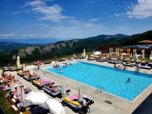 Загорать, купаться, спасаться от жары. Шесть открытых бассейнов в Тбилиси​
