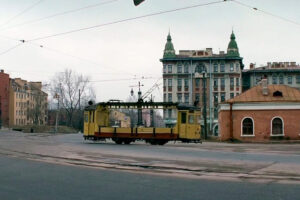 Четыре места в Петербурге, где снимали культовые фильмы. От разобранного трамвайного кольца из «Брата» до дома с памятником героям «Собачьего сердца»